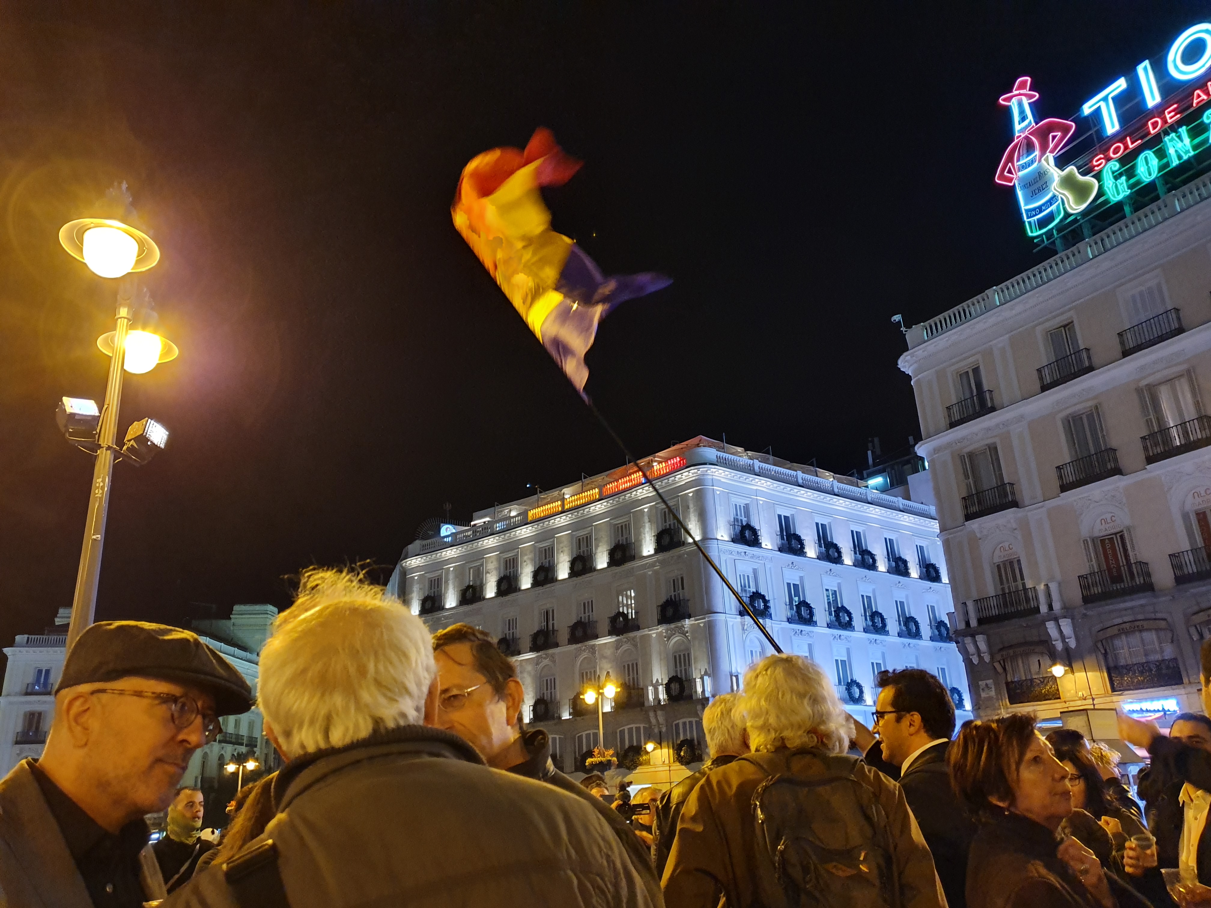 Los activistas rematan el día de la exhumación de Franco brindando en la Puerta del Sol
