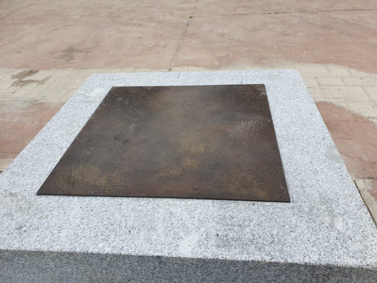 Madrid borra los versos de Miguel Hernández del memorial de las víctimas de la Guerra Civil en La Almudena