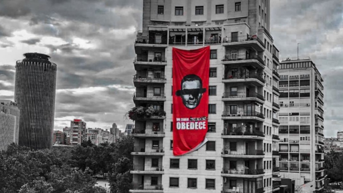 El edificio Huarte, «lugar de culto» para la campaña de la extrema derecha contra el Gobierno de Pedro Sánchez